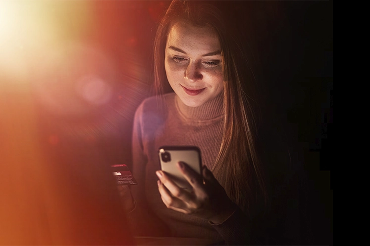 Persona mirando su teléfono